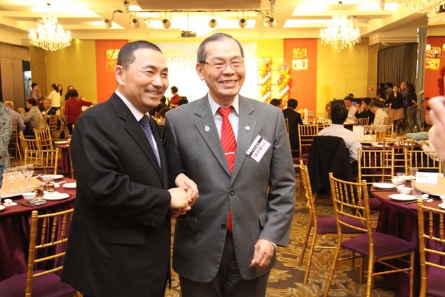 律師頒發聘書典禮_市長與律師合影