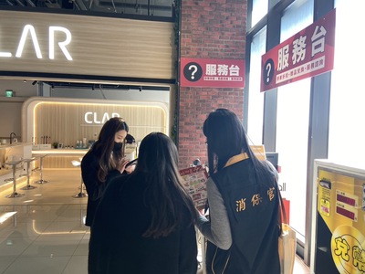 消保官向業者說明販售福袋相關規定