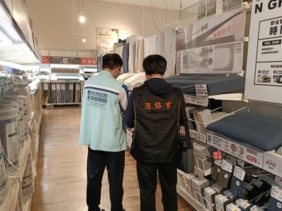 消保官會同經發局人員至賣場抽查寢具用品相關標示
