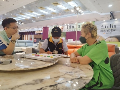 消保官會同市府經發局對新北市家具展業者進行聯合稽查2