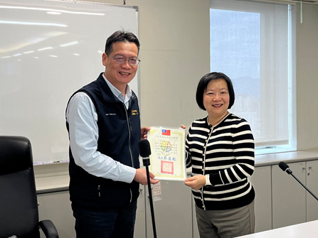 副局長與王委員藹芸合照